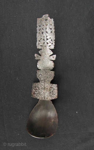 Pair of old hand carved spoons from the Island of Timor. 1#Classic intricately carved heirloom buffalo horn spoon Following the curvature this is L: 23.5cm/9.2in. 2# Anthropomorphic spoon carved from a coconut  ...