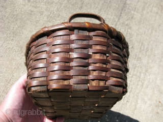 Antique Native American Mohegan basket, hand woven ash, Connecticut, 19thC, the spokes are swabbed blue, the weavers are swabbed red, general good condition and strong, but some broken weavers, the approximate size  ...