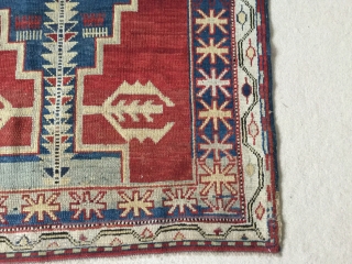 Charming elegant Avar. In excellent condition. About 1900. Great border. 160 by 97 cm.                   