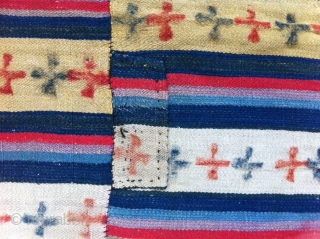 An old woven blanket for Woman from Tibet. Made in Stripes (10 pieces) needled together.
Some repair, you can see on the fotos. At all very good condition and beautiful colores.

Big size 2,15m  ...
