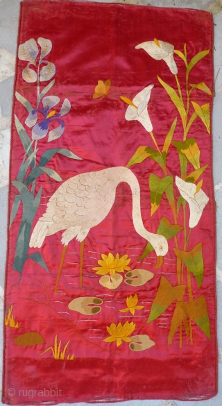 A pair of Far East silk embroidery. Size for one piece 100 X 50 cm.                  