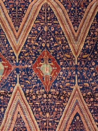 21 | Ferahan, Persia, c. 1900, 8.85 x 2.85 m

    
Hand knotted from wool, cotton warp
Sarouk, Persia, circa 1900
Knot density: approx. 450,000 knots per m²
Herati motifs surrounded by fine  ...