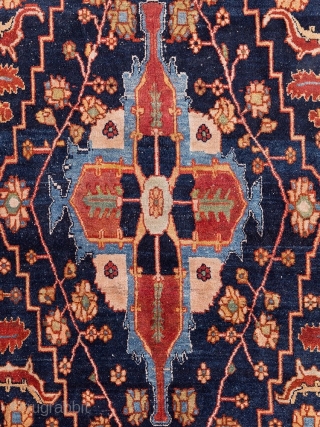 21 | Ferahan, Persia, c. 1900, 8.85 x 2.85 m

    
Hand knotted from wool, cotton warp
Sarouk, Persia, circa 1900
Knot density: approx. 450,000 knots per m²
Herati motifs surrounded by fine  ...