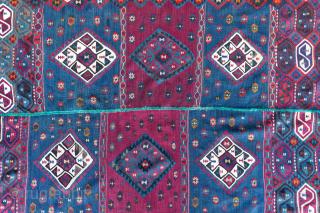 Hakkari kurdish Kilim in good condition . 
Size: 212/165 cm                       