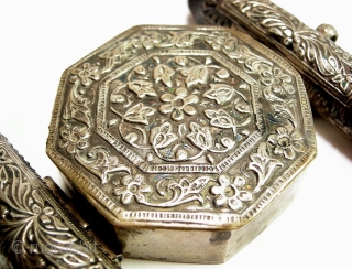 Koran Box Bazuband, British India ,19th century : 

Amulet in form of two adjacent cylindrical amulet holder and an octagonal shaped Koran box.
fine hammered with stylized flower decor the outsides with loops  ...