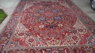 Excellent condition 10X13 rug of undetermined age, but 1930 at  the latest
Great drawing and colors.
Please request additional pictures or information

Very reasonale price

Thanks          