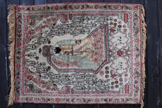 Pictory Kirman, Persian around 1880 showing the Persian King Keeykawus on his Throne,
Signet, Carpet is in a very good condition 
Size: 80x60cm           