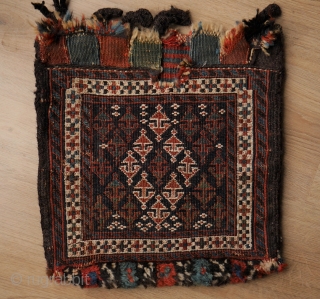 Luri Bakhtiari small sumak bag, trult tribal, natural colours, beautiful back with figures  the back
37 x 39 cm.              