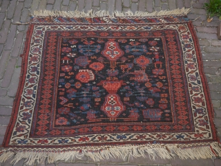 Charming little rug, Kurdish. Bidjar? with a woman and another human figure unfinished. phantastic natural colours, good pile, no restaurations, no moths, wonderful soft wool, a wonderful piece, 
84 x 103 cm.



  ...