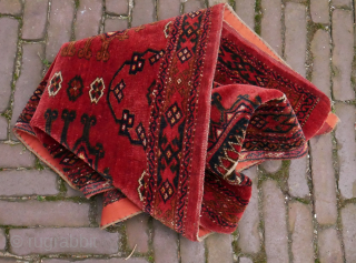 Torba with 3 Salor güls probably Kizil Ayak.( Brian Macdonald had a similar one and describes it as such) Powerful with very deep red. Very good condition, handwashed.
46,5 x 178 cm. 
you  ...