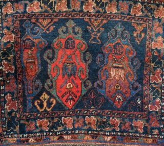 Very special, double bag Afshar very original and in very good condition, palmette design, shells at the side.  Impressive!
65 x 135 cm          
