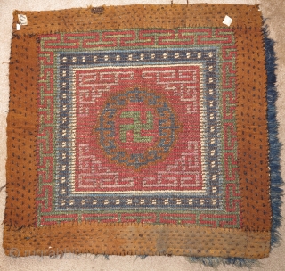 Large Tibetan seating square. Excellent natural colors including a fantastic abrashed green and a pink/purple that may be lac or madder. wangden-esque with an open knotted back. size is 35"x34" / 89x87cm 