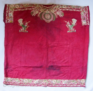 Parsee girl's shirt (jubla).
India, 19th century
silk embroidery.
These textiles were made in Surat, Gujarat, India, by Chinese workers for the wealthy Parsee community in Bombay.         