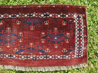 Antique Yomud Yomut Kepse gul torba. 19th c. Nearly mint condition, all natural colors.
sizes: 1'4" x 2'5"       39 x 73 cm.      