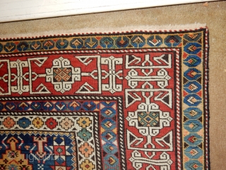 OLD KUBA RUG WITH AN EXCEPTIONALLY GOOD DESIGN AND A GREAT KUFIC BORDER 

GOOD ENDS BUT MISSING MAYBE 1/4 INCH EACH SIDE

           