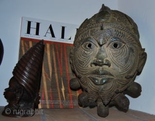 Benin royal  bronze HEAD OF Oba Edo KING. Cm 40x25 ca.  Weight is almost 6 kgs. Mid 20th century. Lost-wax casting technique. Unusually big mask of the head of an  ...