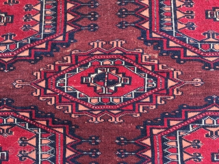 Turkmen
Saryk
çuval.
Cm 87x153- Second half 19th century. Six main Gul pattern. Wool, silk, cotton. Very fine weave. Lovely natural saturated colors. See madder red, cochineal, orange on a liverish brown background. Ex important  ...