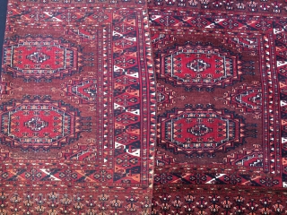 Turkmen
Saryk
çuval.
Cm 87x153- Second half 19th century. Six main Gul pattern. Wool, silk, cotton. Very fine weave. Lovely natural saturated colors. See madder red, cochineal, orange on a liverish brown background. Ex important  ...
