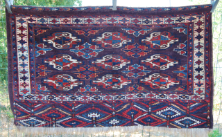 Turkmen Yomut Insect border & Liver background super chuval.
❤️❤️❤️

The size is cm 80x135.
Age is 1860/1880.
Very rare and in great condition.
Wonderful Liver/Aubergine background,
Detailed pattern with nine great main guls, lovely graphics side guls,  ...