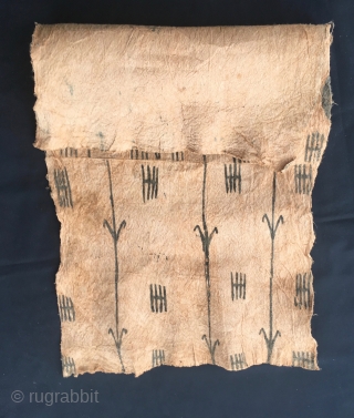 Mbuti pygmies hand beaten tree bark cloth painting. Congo. Cm 45x85 ca. Early 20th century. Quiet, sparse decoration, great spacing. Provenance is a Belgian collection. Bought at auction. The painting was done  ...