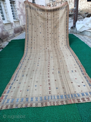 a great sofra rug made of camel wool from sivas area
120-150 years old and natural colors fine condition.
Size=360x150 cm              