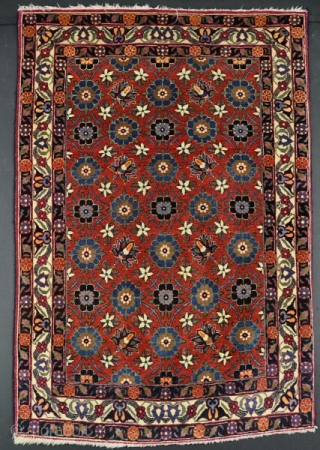 An attractive little Varamin rug with good dyes. Circa 1920. 147 x 103 cm.                   