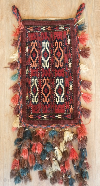 Yomut pile spindle bag, 19th century. Wonderfully drawn kochanaks in a formation of six.  Perfect condition. 29 x 53 cm, tassels 22 cm.  Contact danauger@tribalgardenrugs.com      