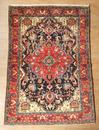 Feraghan rug, Late 19th/early 20th century. Extraordinary colors, crisp design and pashmina-like wool. In perfect condition.  135 x 195 cm
            