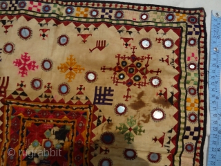 WEDDING SQUARE FROM SUTHAR GROUP OF THATPARKER SINDH PROVINCE PAKISTAH. 
ALSO SIMLIAR PIECE ARE FOUND FROM JAISALMER AND BHUJ REGION OF INDIA ON BORDER OF PAKISTAN. 
SILK FLOSS EMBROIDERY. VERY SIMILIAT WAY  ...