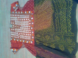 old dress from sindh near about 80 years old full size very nice piece in fresh condition with hand tie die on it          