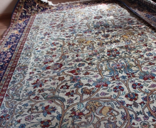 Wonderful carpet natural colors  with Birds,Animals, as you can see in the picture size.2.90cm x 1.90cm                