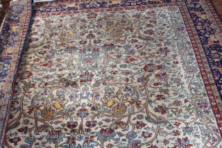 Wonderful carpet natural colors  with Birds,Animals, as you can see in the picture size.2.90cm x 1.90cm                