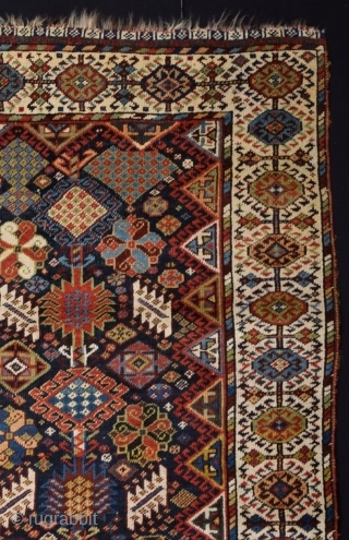 Qhasqai Shekarlu Rug

Size : 165x220 cm

Circa 1870                          