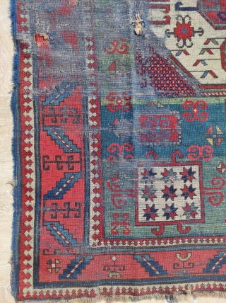 Karathcoph Rug 

Size : 160 x 210 cm 

It needs some repair but it has very good age 

Please contact me directly on this email : alpagutrugs@gmail.com      