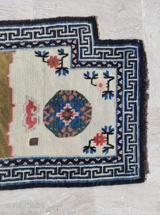 Chinese Rug 

Size : 62 x 113 cm 

                        