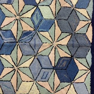 American Hooked Rug, ca. 1880; 2’0” x 2’9” / 61 x 84 cm.

Geometric pattern composed of small diamonds-making six-pointed stars, and various cubes, with a deep blue 

border.

For its age, good condition,  ...