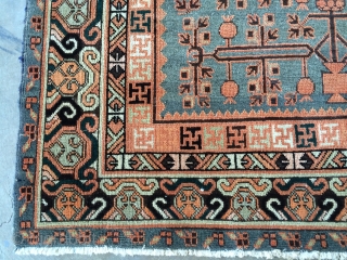 RARE YARKAND CARPET FROM CENTRAL ASIA

very rara 2 x 7 even rows of pomegranate fields, beautiful strong and in the same time pastelle colouring.

          ...