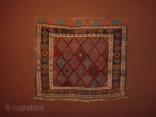 wonderful large tribal jaff bagface from 1880 or so, great drawing, great natural colors, all ends very precize and beautiful secured, a must have for collectors....
106x93cm
3.5x3.1ft without the fringes    