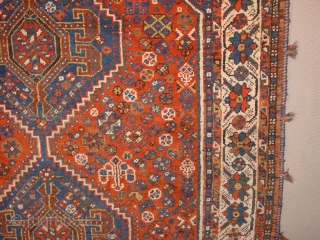 Antique qashqay , kashkuli, in wonderful undamaged condition, original selvedges and its decorations, and complete headends, great pile all over, no problems at all
115x166cm
3.8x5.5ft without the fringes      