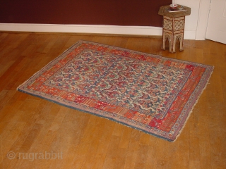 wonderful natural colors, ca. 1940, great pile, very tiny selvedgeprotectionthread missing, clean, flat laying,

110x153cm

3.7x5.1ft                   