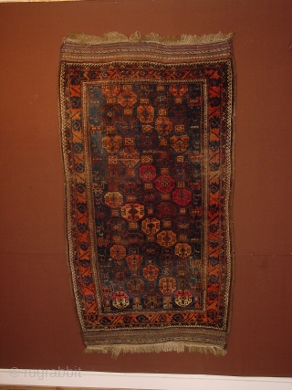 wonderful tribal very antique balouch rug, with great kelim headend detail and lonelybird design, no holesm, except fingertip hole in kelim headend, a few silk knots
no repairs

101x180cm

3.4x6ft      