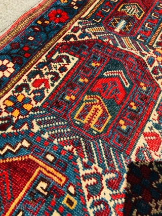Persian Khamseh runner 1880 circa in in good condition 100% in wool with symmetrical knot,border and heads are original no repair.size 500x95cm           