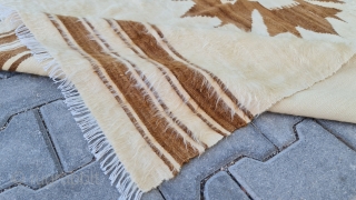 Anatolian Goat Hair (Angora Wool) Siirt blanket.
Size : 143 x 171 (cm).                     