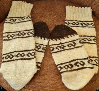 Natural wool .
Central anatolia region .
Socks .                          