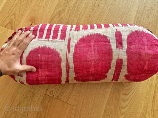 A rare central ansian silk textile. This antiqueUzbek Adras Ikat pillow case from Bokhara / Bukhara region is an original piece from 19th century. We often see ikats fabrics used to make  ...