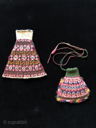 Knitters. Two fine perfect condition Bolivian knit bags. 19th century.  Beautiful soft, lustrous alpaca yarns. Size 6.5 x 5.5 inches (small bag) and  7.5 x 6.5 inches for the larger  ...