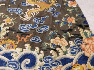 In the Qing Dynasty, the embroidered four clawed eight Python horse shoe sleeve Python robe was made of fragrant satin.



It is 139 cm long and 116 cm wide.     