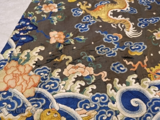 In the Qing Dynasty, the embroidered four clawed eight Python horse shoe sleeve Python robe was made of fragrant satin.



It is 139 cm long and 116 cm wide.     