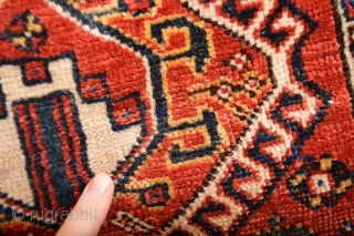 Rare Madalion South Persian Antique  Qasqai  good pile some low spots in de middle
All Natural colors as found very actractive kind of soumak back  aprox 20" x 19" inches 