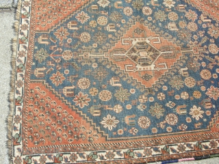 

Antique Qashqai, size 119 x 143 cm

little moth damadge low condition but good decoration.

                   